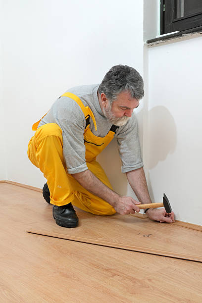 pisos laminados de la habitación - wood laminate flooring floor nail hammer fotografías e imágenes de stock