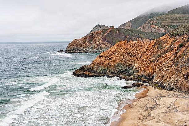 pacificia vista de la costa de california, con pájaros - pacificia fotografías e imágenes de stock