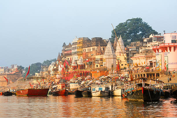 varanasi indien ganges bank mit farbenfrohe tempel - morning river ganges river varanasi stock-fotos und bilder