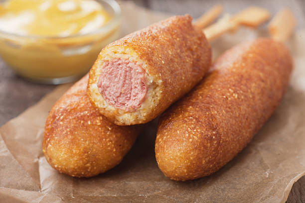 corn dog con mostaza - corn dog fotografías e imágenes de stock