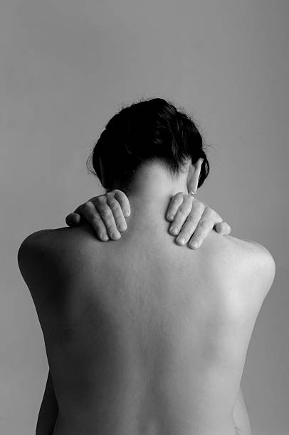 femme avec douleur d'épaule - shirtless human spine back human hand photos et images de collection