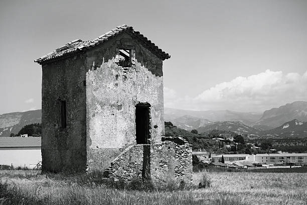istock Old house in a wheat field 475551400