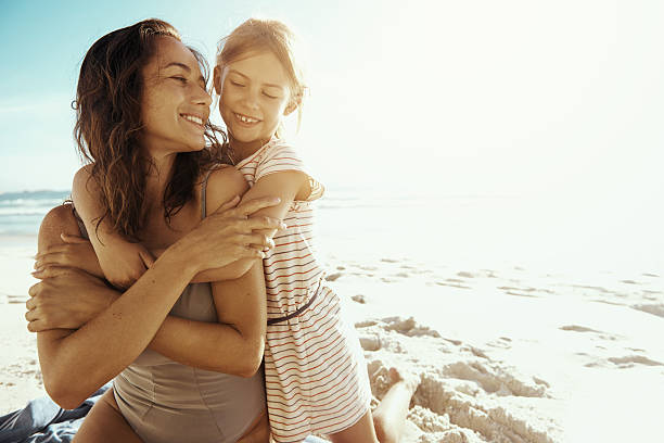 hay muchas razones para ser feliz hermosa - beach beauty in nature beautiful brown hair fotografías e imágenes de stock