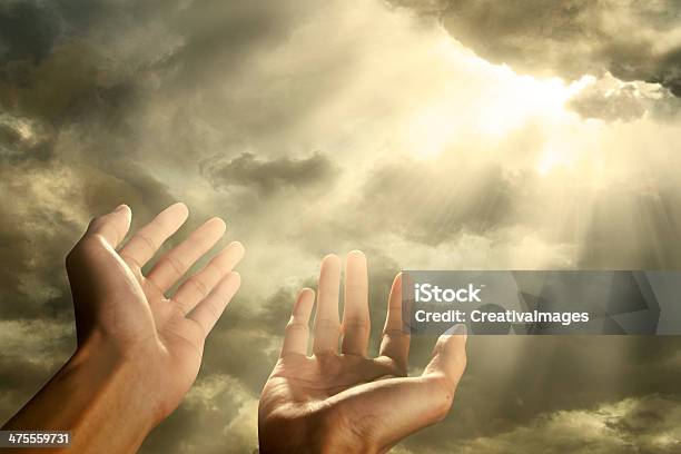 Mãos Chegar Para O Céu - Fotografias de stock e mais imagens de Céu - Vida Após a Morte - Céu - Vida Após a Morte, Rezar, Alcançar