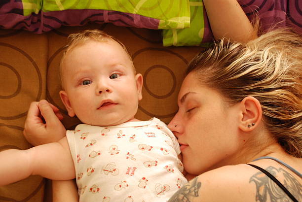 bebé y la mamá juntos en dormitorio - unsorted legacy terms fotografías e imágenes de stock