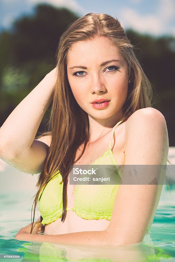 verkwistend Goed gevoel Tegenhanger Beautiful Teenage Girl At The Swimming Pool Stock Photo - Download Image  Now - 2015, Adulation, Adult - iStock