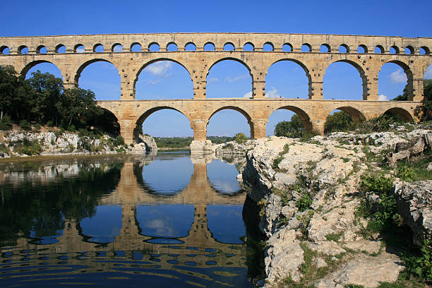 pont du gard en francia aquaduct - aqueduct roman ancient rome pont du gard fotografías e imágenes de stock