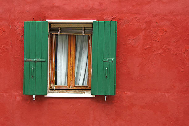 viejo verde ventana - wood shutter rusty rust fotografías e imágenes de stock