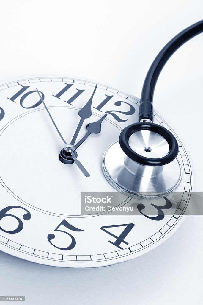Estetoscópio e relógio - Foto de stock de Equipamento médico royalty-free