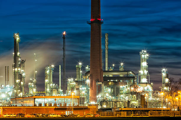 planta de refinería de sector petroquímico - storage tank silo chemical factory fotografías e imágenes de stock