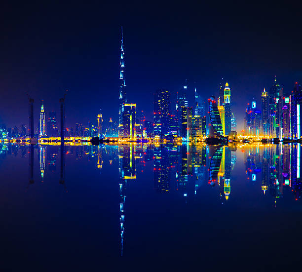 reflet de la ville de dubaï, de nuit - night cityscape dubai long exposure photos et images de collection