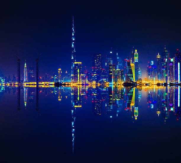 odbicie w nocy panoramę dubaju - night cityscape dubai long exposure zdjęcia i obrazy z banku zdjęć