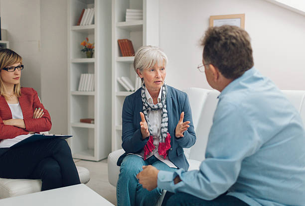 terapia de casamento:  casal sênior falando com counselor - therapy psychiatrist couple alternative therapy - fotografias e filmes do acervo