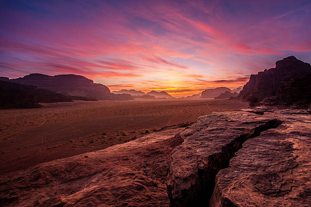 砂漠の日の出 - wadi rum ストックフォトと画像