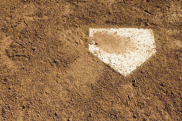 クローズアップ、ご自宅のようにゆったりとした汚れ周辺プレート - softball field ストックフォトと画像