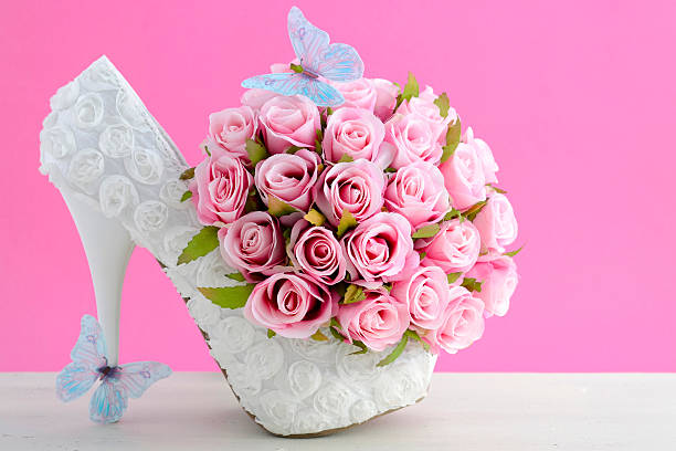 istock Pink and white theme wedding bouquet concept. 475599656