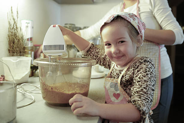 少女生地のミックスで、バースデーケーキ - cake birthday domestic kitchen child ストックフォトと画像