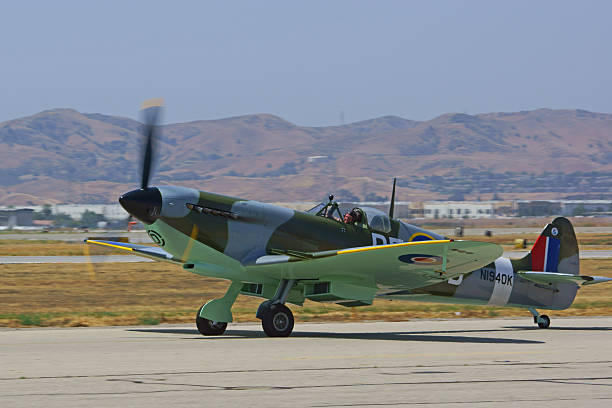 caça spitfire vintage avião wwii em 2015 espetáculo - wheel airplane landing air vehicle imagens e fotografias de stock