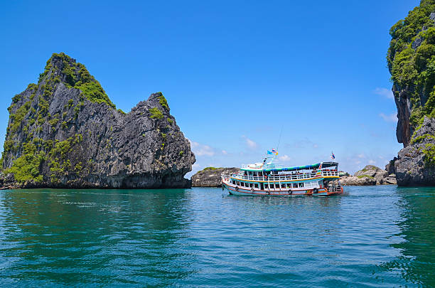 туристические лодки на андаманское море - phuket province стоковые фото и изображения