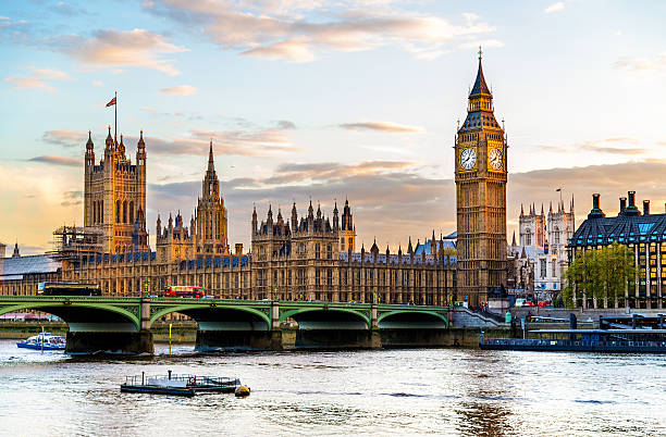 il palazzo di westminster a londra alla sera - london england thames river nobody big ben foto e immagini stock