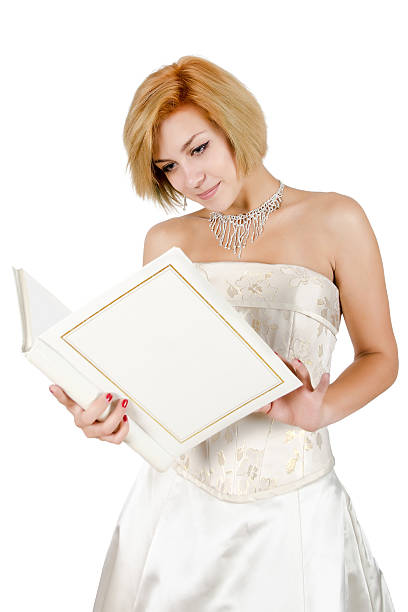 garota feliz em um branco vestido de noite e colar. - wedding dress audio - fotografias e filmes do acervo