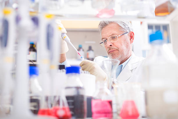 istock Life scientist researching in the laboratory. 475611881