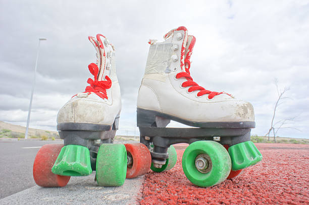 antigo vintage skate bota branca - roller skate imagens e fotografias de stock