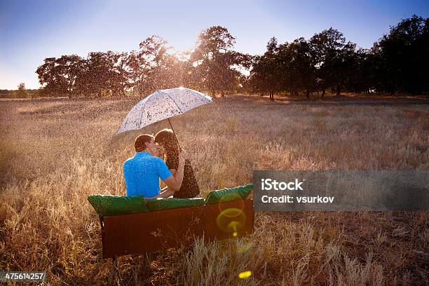 Zwei Personen Mit Regenschirm Unter Regen Stockfoto und mehr Bilder von Regenschirm - Regenschirm, Unterhalb, Paar - Partnerschaft