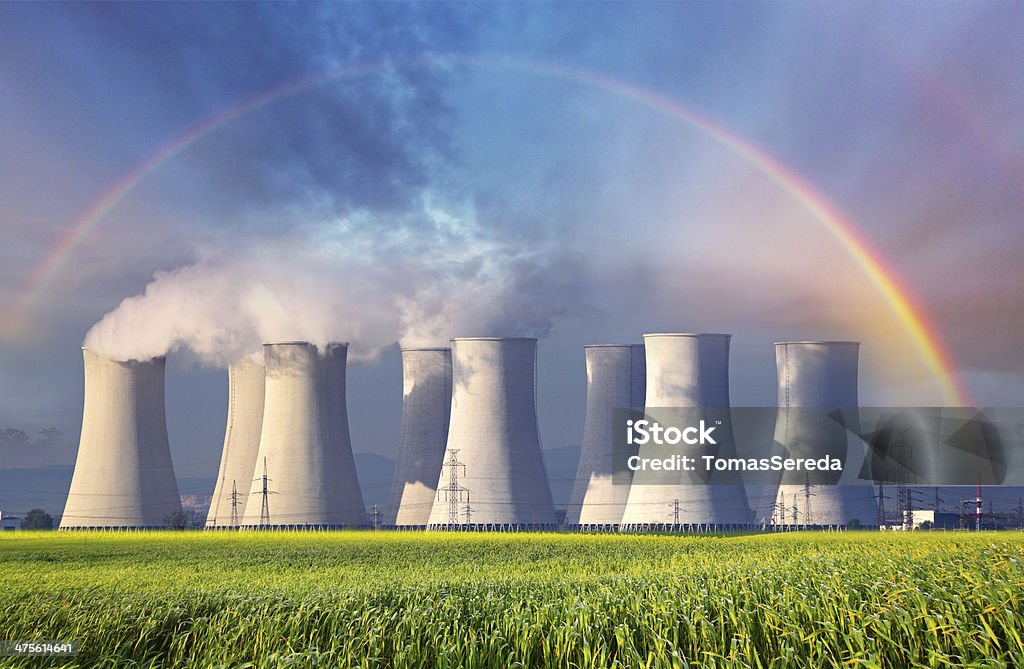 원자력 발전소, 여름 필드 - 로열티 프리 냉각 타워 스톡 사진