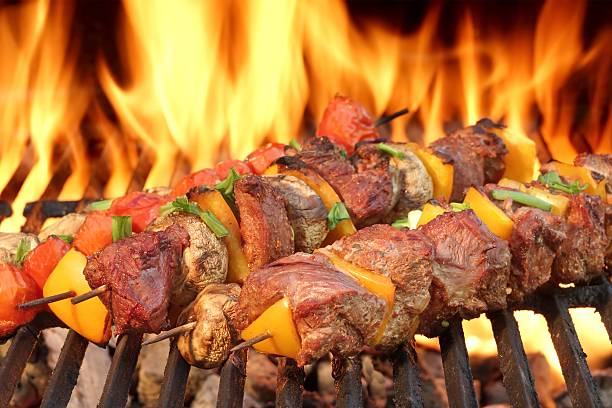 バーベキュービーフ kababs のホットグリル」のクローズアップ - barbecue grill broiling barbecue vegetable ストックフォトと画像