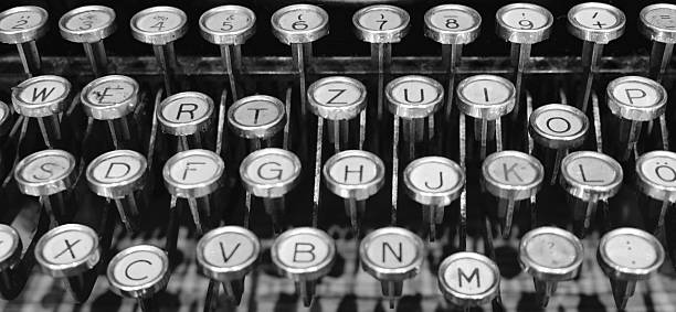 chaves de máquina de escrever antiga - typewriter keyboard typewriter antique old fashioned - fotografias e filmes do acervo