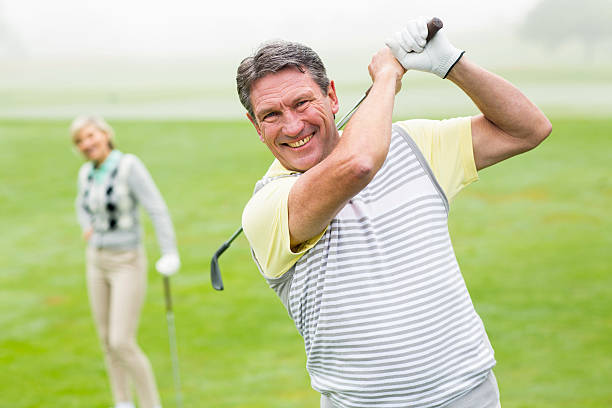 행복함 골퍼 티오프 파트너 미진 걸죠 - mature adult men golf smiling 뉴스 사진 이미지