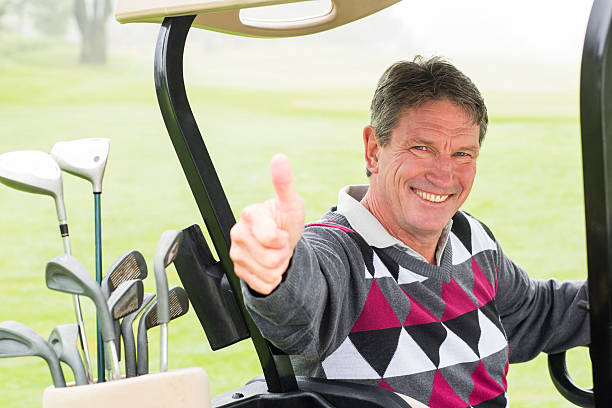 heureux golfeur voiturette conduite son souriant à la caméra - hand sign human hand ok sign grass photos et images de collection