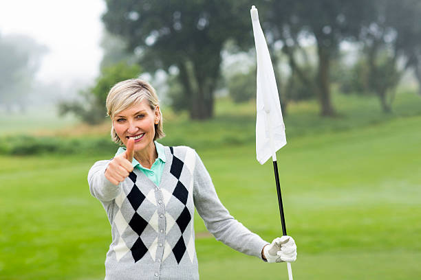 golfeuse tenant drapeau - hand sign human hand ok sign grass photos et images de collection