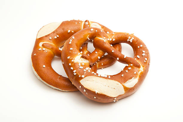 alemania, austria, de baviera suave pretzeln sobre blanco - pretzel german culture food salt fotografías e imágenes de stock