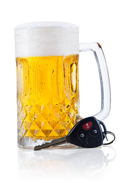 llave de coche caer junto a un vaso de cerveza - drunk driving accident teenager fotografías e imágenes de stock