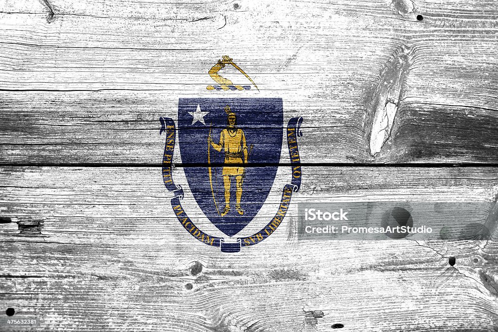 Massachusetts State bandiera dipinta sul vecchio legno texture plancia - Foto stock royalty-free di Bandiera