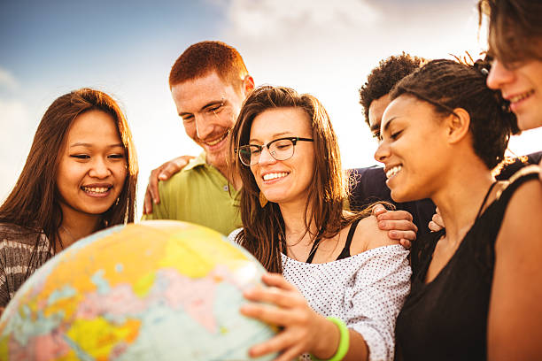 adolescents étudiant en université souriant avec globe - multi ethnic group flash photos et images de collection