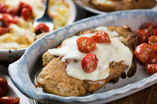 kurczak parmezan - parmesan cheese chicken veal salad zdjęcia i obrazy z banku zdjęć