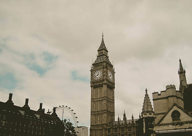 башня с часами дома парламента, биг-бен и лондонский глаз» - 19th century style urban scene horizontal sepia toned стоковые фото и изображения