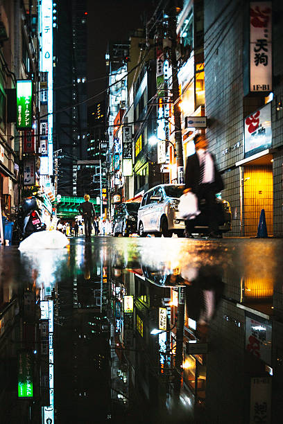 miasto odbicia, tokio. - tokyo prefecture street night japan zdjęcia i obrazy z banku zdjęć