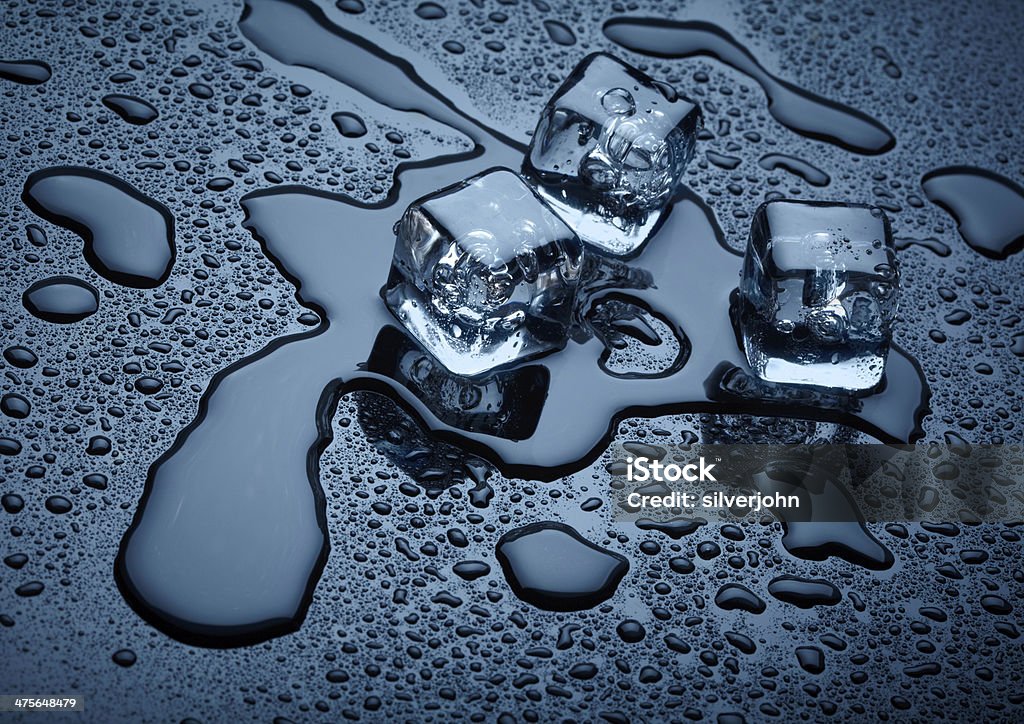 Cubos de gelo sobre fundo escuro - Foto de stock de Azul royalty-free