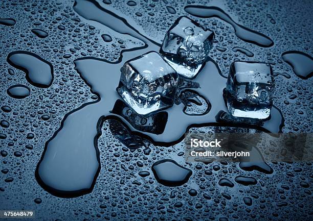 Foto de Cubos De Gelo Sobre Fundo Escuro e mais fotos de stock de Azul - Azul, Azul escuro - Azul, Bebida gelada