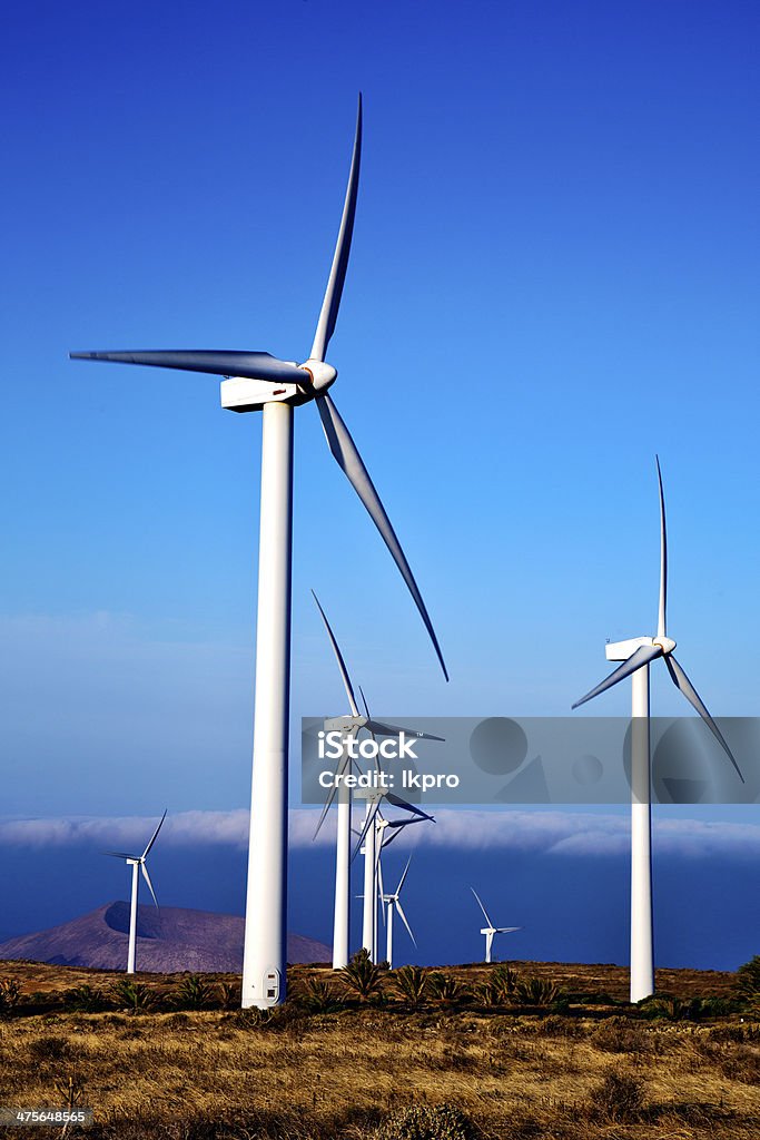 Turbinas e o céu na ilha de lanzarote, Espanha - Foto de stock de Abstrato royalty-free