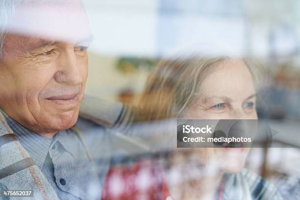 Olhando Para Fora Da Janela - Fotografias de stock e mais imagens de 60-69 Anos - 60-69 Anos, 70 anos, Adulto