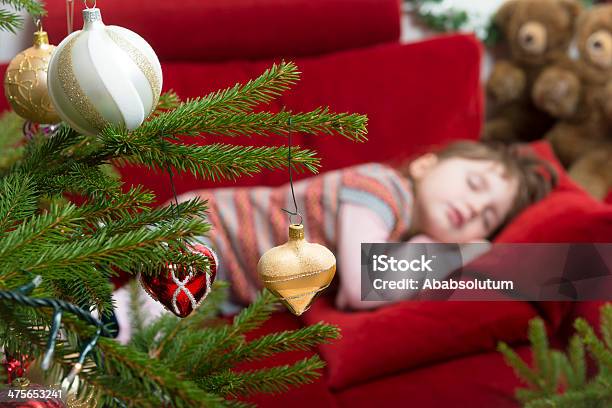 Foto de Linda Garota Em Rosa De Dormir Natal A Europa e mais fotos de stock de 2-3 Anos - 2-3 Anos, Aconchegante, Aluno de Jardim de Infância
