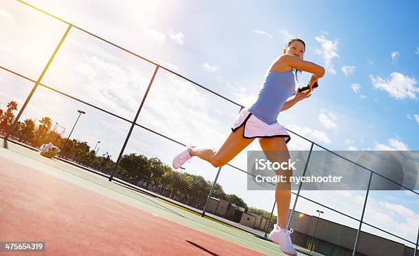Теннисный Игрок Ударяя Удар Справа — стоковые фотографии и другие картинки Теннис - Теннис, Теннисист, Азиатского и индийского происхождения