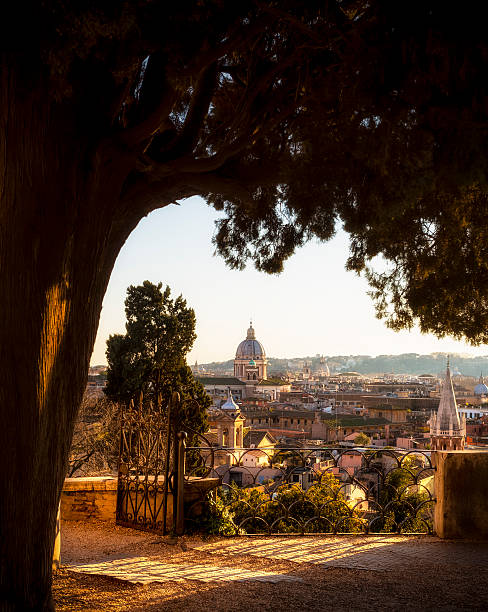 街並み、教会のキューポラ夕暮れ時には、ローマ、イタリア - rome italy city cupola ストックフォトと画像