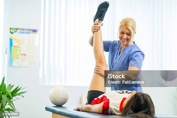 Fisioterapia Foto de stock y más banco de imágenes de Atleta - Papel social - Atleta - Papel social, Adolescente, Doctor