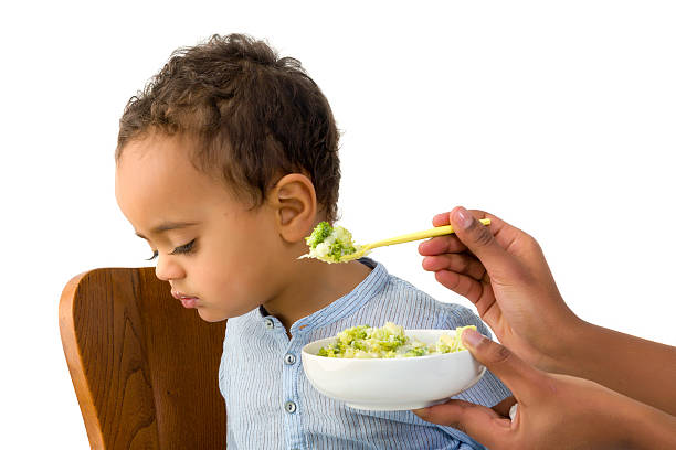 toddler refusing to eat - jongen peuter eten stockfoto's en -beelden
